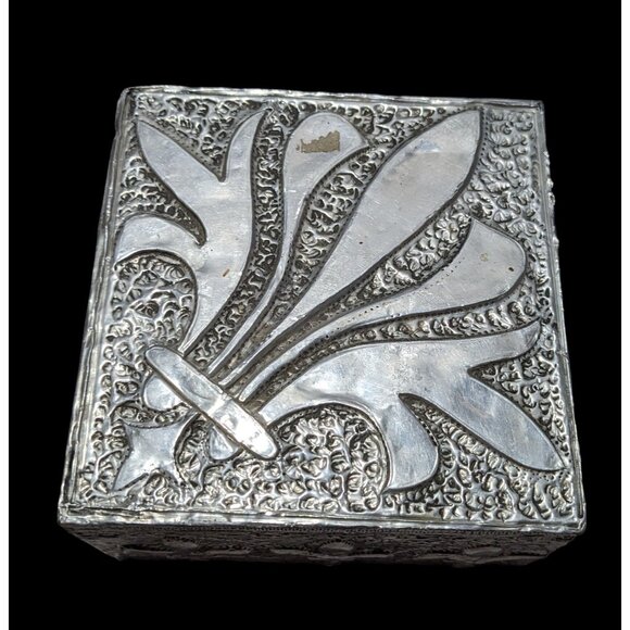 Silver Repousse Fleur De Lis Trinket Box - Picture 1 of 14